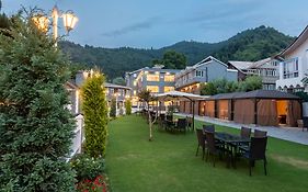 Hotel Grand Boulevard Dal Lake View Srinagar